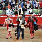 El rejoneador Diego Ventura sale a hombros de la plaza de Manizales