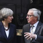 La primera ministra Theresa May junto al presidente de la Comisión Europea Jean-Claude Juncker (d) en el número 10 de Downing Street en Londres