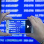 Panel de salidas en el aeropuerto de El Prat, en el que aparecen varios vuelos cancelados a causa de la huelga de controladores franceses