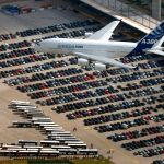 Un modelo Airbus 380 sobrevolando la planta de Hamburgo