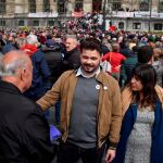 Gabriel Rufián en la concentración de pensionistas vizcaínos en el Ayuntamiento de Bilbao
