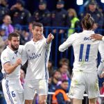 Cristiano Ronaldo celebra su tercer gol y señala a Bale, que se lo puso en bandeja