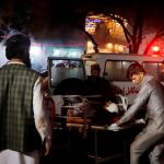 Miembros de los servicios de emergencia transportan a un herido tras el ataque en Kabul.