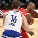 Kobe Bryan y Pau Gasol durante el partido