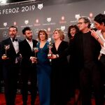 El equipo de "El reino"recibe el premio a la mejor película dramática. Efe