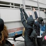 A las puertas del matadero de Getafe, más de 30 personas se reunieron ayer para dar el último adiós al ganado antes de su sacrificio. Fotos: Luis Díaz A las puertas del matadero de Getafe, más de 30 personas se reunieron ayer para dar el último adiós al ganado antes de su sacrificio. Fotos: Luis Díaz