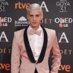 Eduardo Casanova. Acaba de presentar «Pieles», su proyecto como director, y allí el rosa es un color imprescindible. Se entiende por tanto que optara por él, una buena manera de dar a conocer su trabajo.