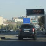 Un coche circula por la A-3 uno de los días con alta contaminación en Madrid.