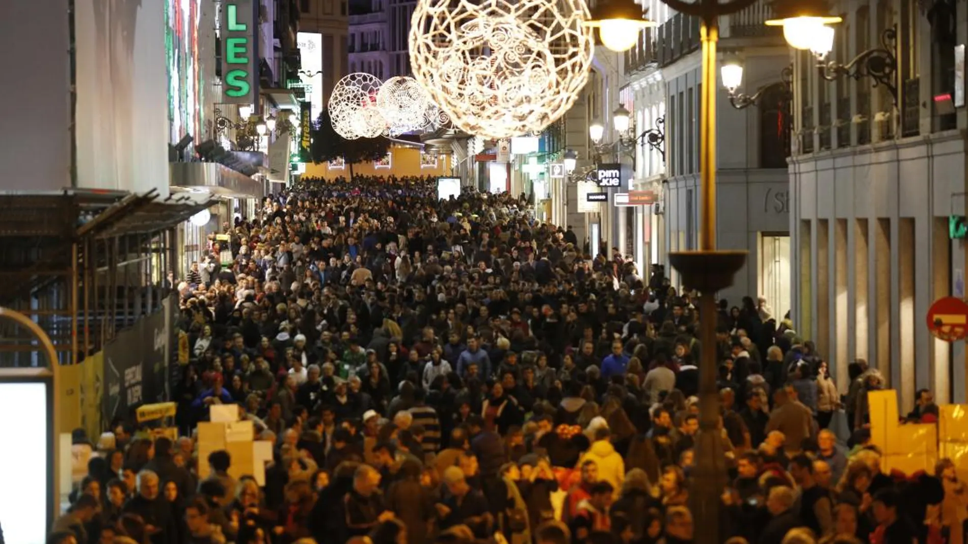 La calle preciados en Navidad / RUBEN MONDELO