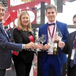 La consejera de Economía y Hacienda, Pilar del Olmo, brinda en la feria internacional de vinos de Düsseldorf con representantes de bodegas de la Región