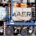 Transporte de contenedores en el puerto de Barcelona, uno de los más afectados por el conflicto