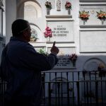 Una lápida recuerda a las cientos de personas ahogadas frente a las costas de Cádiz / Foto: Efe