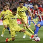 Yannick Carrasco (d) pelea un balón con Dos Santos, del Villarreal.