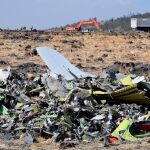 Vista de los restos del fuselaje del avión Boeing 737 MAX 8 de Ethiopian Airlines que se estrelló el domingo 10 de marzo poco después de despegar de Adís Abeba con rumbo a Nairobi