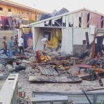 Varias personas comprueban los daños ocasionados por un cohete que impactó ayer en un campo de refugiados de Trípoli
