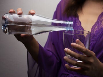 Lo que ocurre en tu cuerpo cuando tomas agua antes de irte a dormir: salud y h&aacute;bitos nocturnos