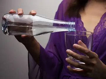 Lo que ocurre en tu cuerpo cuando tomas agua antes de irte a dormir: salud y hábitos nocturnos Lo que ocurre en tu cuerpo cuando tomas agua antes de irte a dormir: salud y hábitos nocturnos