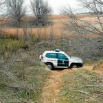 Los agentes de la Guardia Civil analizaron todos los posibles rastros alrededor del camino donde se encontró el cuerpo