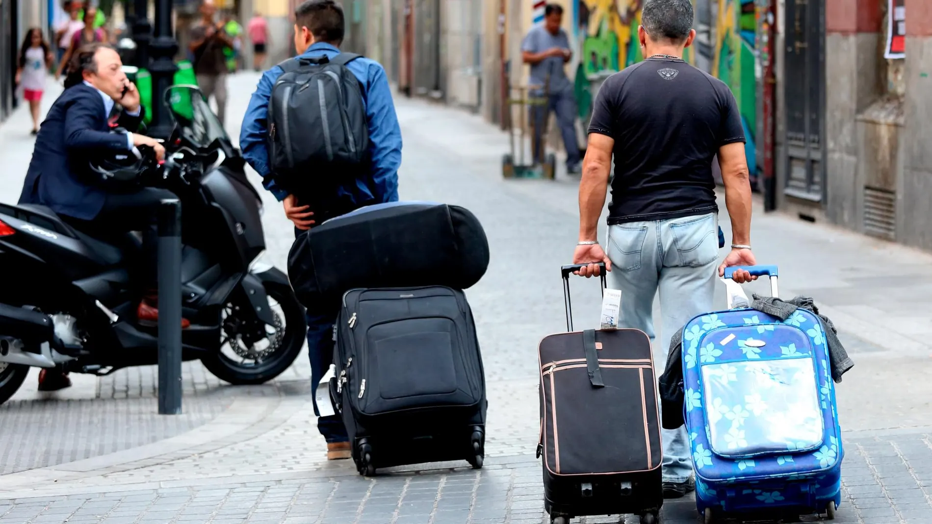 Dos turistas con sus maletas / Rubén Mondelo