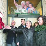 El presidente de la Diputación de Valladolid, Jesús Julio Carnero, en la imagen junto al alcalde de Cogeces del Monte, Fernando Esteban, entre otros, descubre la placa que inauguraba ayer oficialmente la nueva residencia San Antonio de Padua de este municipio vallisoletano
