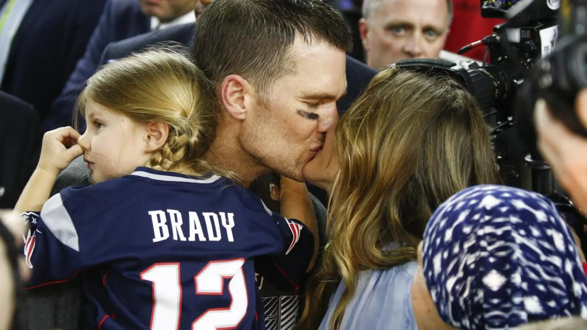 El quarterback Tom Brady (C) celebra el triunfo junto a su esposa, Gisele Bundchen (R),y su hija, Vivian Lake Brady.