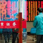 Un hombre entra en un establecimiento financiero en Nanjing (China)