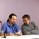 Pablo Iglesias y Xavier Domènech, e una imagen de archivo