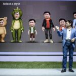 El vicepresidente ejecutivo de Ventas globales de Sony Mobile, Hideyuki Furumi, presenta algunos avatares disponibles en el nuevo Sony Experia XZ1 durante la IFA