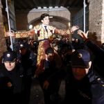 El diestro José Garrido, sale a hombros tras cortar dos orejas a su primer astado en la corrida de toros de la Feria de Fallas
