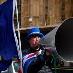 Un defensor de la unión Europea protesta a las puertas del Parlamento