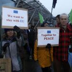 Contrarios al Brexit durante una protesta frente al parlamento ecocés