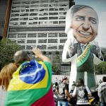 Seguidores de Jair Bolsonaro se reunieron ayer frente al hospital Albert Einstein, en Sao Paulo, donde el candidato se recupera tras ser apuñalado