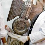 Dos investigadores retiran uno de los objetos encontrados en Beccar