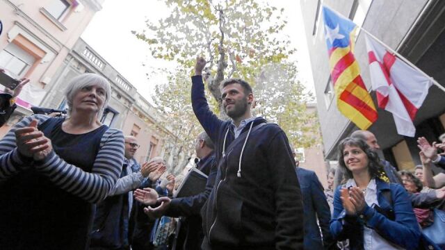 El teniente de alcalde de Badalona, José Téllez, escenificó la ruptura de la resolución judicial que prohibía abrir el consistorio el 12 de Octubre.