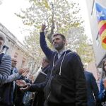 El teniente de alcalde de Badalona, José Téllez, escenificó la ruptura de la resolución judicial que prohibía abrir el consistorio el 12 de Octubre.