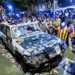 Imagen de los coches de la Guardia Civil destrozados tras la concentración del 20-S ante la conselleria de Economía. Foto: Efe