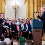 El presidente de los Estados Unidos, Donald J. Trump (d), habla con el reportero de la CNN Jim Acosta (i) durante una conferencia de prensa en la Sala Este de la Casa Blanca en Washington, DC, EE. UU / Efe