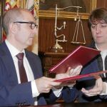 Carlos Martínez y Pedro Pisonero durante la firma del convenio