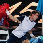 El tenista español Pablo Carreño Busta reacciona tras el partido de octavos de final del Abierto de Australia disputado este lunes ante el japonés Kei Nishikori, en Melbourne, Australia