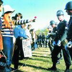 Una joven ofrece una flor en símbolo de paz a un oficial de la Policía militar en una concentración ante el Pentágono el 21 de octubre de 1967, en pleno auge de las protestas antibélicas