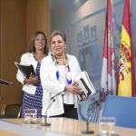 La portavoz del Gobierno Herrera, Rosa Valdeón, junto con la consejera de Agricultura, Milagros Marcos