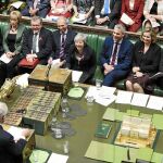 Theresa May sonríe al líder de la oposición, Jeremy Corbyn, ayer en la sesión de los martes en la Cámara de los Comunes