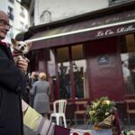 Un hombre asiste a la reapertura del primero de los bares atacados el 13-N, Le Carillon, en París el pasado 13 de enero