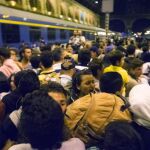 Los refugiados se agolpan en la estación.