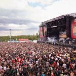 Vista de los asistentes frente a un escenario del festival 'Rock am Ring' en Nürburg (Alemania)
