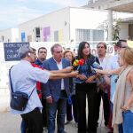 La secretaria general del PP-A, Dolores López, visitó ayer un colegio con «caracolas» en Vélez-Málaga