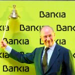 Rodrigo Rato, da el tradicional toque de campana en la salida de Bankia a Bolsa en 2001 / Foto: Jesús G. Feria