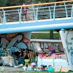 El hueco de la pasarela que aprovechan los rumanos y que conecta el barrio de Aluche con la Casa de Campo