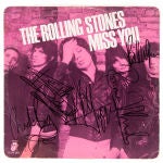 Maxi single de The Rolling Stones “Miss You” con vinilo de color rosa y carátula firmada por todos los componentes de la banda; (de izquierda a derecha) Charlie Watts, Keith Richards, Mick Jagger, Ronnie Wood, y Bill Wyman.