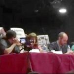 Los ocho vocales vecinos de Ahora Madrid mostraron pancartas contra los disturbios de Cataluña el 1-O